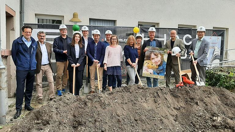 Freude über den Baustart für das „Familienhaus der Diakonie“ in der Friedenstraße (von links): Clemens Link (Vorstand Diakonie Würzburg), Bernd Hußenöder (Ing.büro Kimmelmann &amp; Sälzer), Georg Leicht (BCS-Service GmbH), Fabian Ziegler (Planungsbüro Burmester &amp; Partner), Martin Simny (Architekturbüro Simny &amp; Kolbe), Ralf Ebert (Bauunternehmen Josef Bindrum &amp; Sohn GmbH), Anne Bierwerth (zukünftige Hauswirtschafterin im Familienhaus), Marion Kastner (Gebäudemanagement Diakonie Würzburg), Miriam Schneider (designierte Leiterin des Familienhauses), Andreas Schrappe (Vorstand Diakonie Würzburg), Thorsten Fischer (Flyeralarm Kids Foundation), Wenrich Slenczka (Dekan und Aufsichtsrats-vorsitzender Diakonie Würzburg).