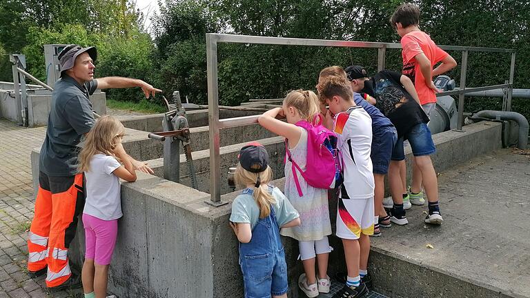 Klärwärter Lang erläutert ein Anlageteil der Kläranlage.