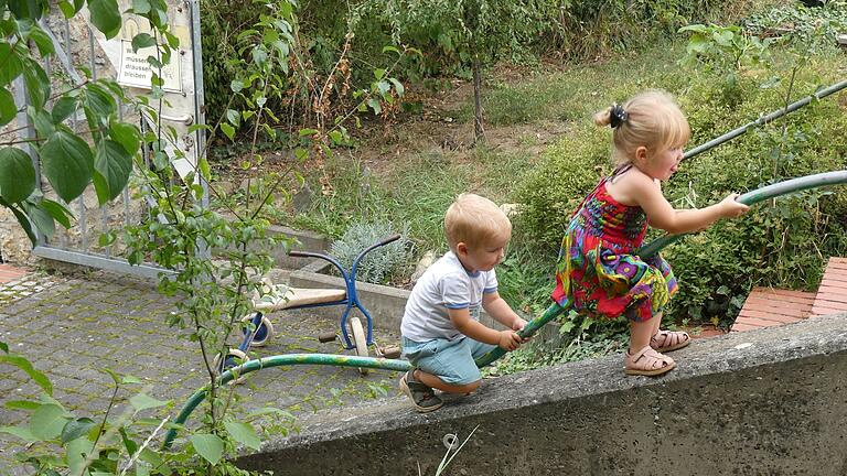 Eifrig beim Klettern - Kinder im Franziskusgarten beim Tag der offenen Tür von Komm-In.