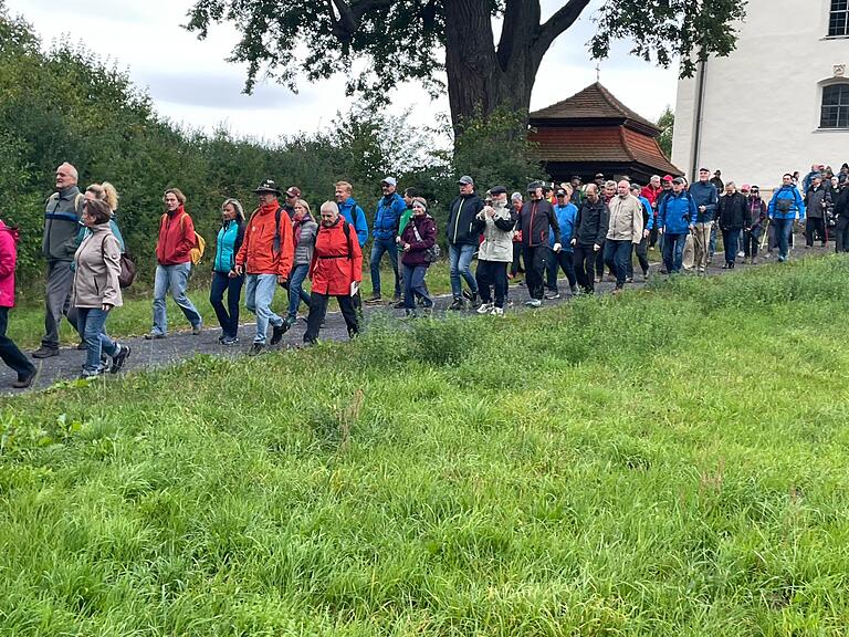 Von der Wallfahrtskirche Maria Limbach ging es hinauf auf den Spitzberg und durch die schöne Landschaft des nördlichen Steigerwaldes. Von der Wallfahrtskirche Maria Limbach ging es hinauf auf den Spitzberg und durch die schöne Landschaft des nördlichen Steigerwaldes.