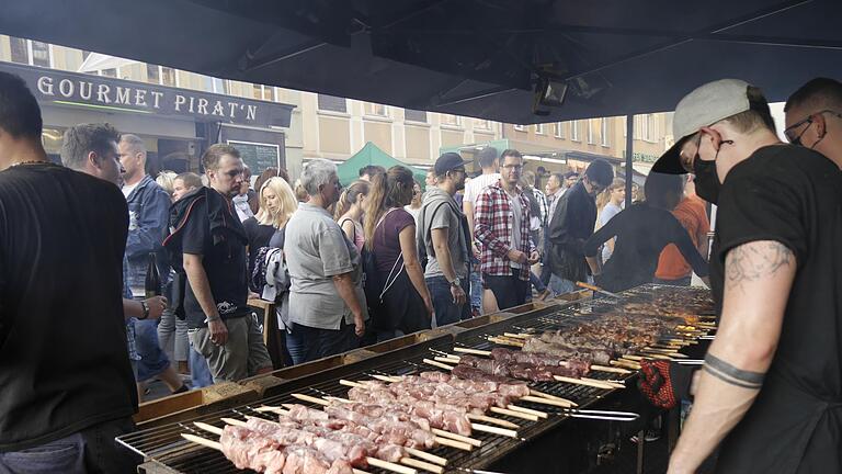 Tausende stürmen die Food Meile       -  Positives Feedback: Tausende Besucher stürmten am Samstag die Street Food Meile in der Bauerngasse.