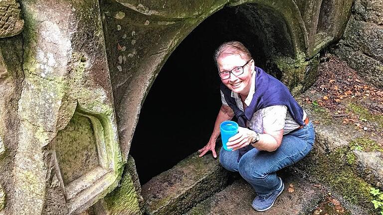 An der Quelle: Bärbel Bandt kennt sich in Pfahlenheim gut aus und bietet Führungen an der Ottilienquelle an. JÜRGEN HAUG-PEICHL An der Quelle: Bärbel Bandt kennt sich in Pfahlenheim gut aus und bietet Führungen an der Ottilienquelle an. JÜRGEN HAUG-PEICHL