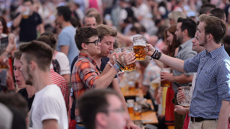 Daniel Peter       -  Viele Gäste besuchen am Freitag (06.07.18) das Kiliani-Volksfest auf der Talavera in Würzburg.