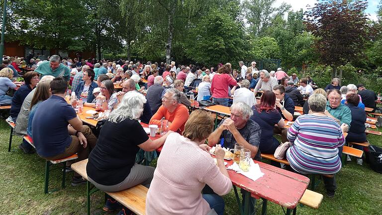 Gut besetzt waren die Tische auf dem attraktiven GZV-Gelände am Bürgleinsee. Einige Gäste unternahmen zwecks Verdauung einen Rundgang vorbei an den Geflügel-Volieren, andere statteten den benachbarten Kleingärten mit ihrer frühlingshaften Blütenpracht einen Besuch ab.