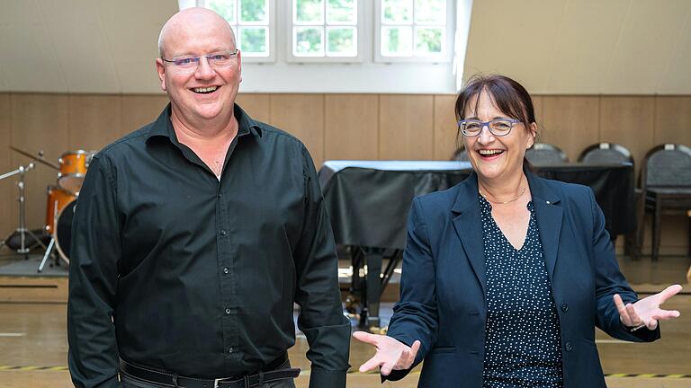 150 Jahre Musikschule Schweinfurt: Das ist ein Grund zum Strahlen, finden Verwaltungsleiter Thomas Barisch und Andrea Schärringer, die musikalisch pädagogische Leiterin.