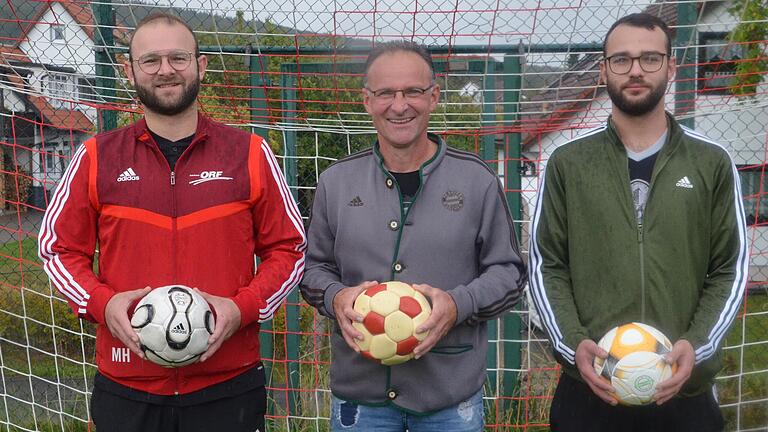 Das Torhüter-Gen liegt bei den Heinrichs in der Familie: Marcel (links) und Lukas (rechts) haben es von ihrem Vater Rolf (Mitte) geerbt. Am Montag werden die beiden Brüder im Derby TSV Ostheim gegen SG Hausen/Nordheim zu sportlichen Rivalen.