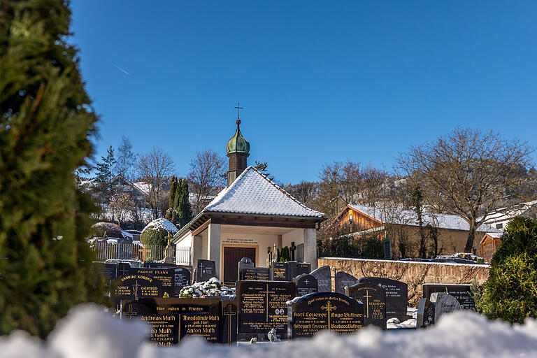 Wandern auf der Volkenberg-Runde zwischen Erlabrunn und Leinach: Die Tour startet am Friedhof in der Ortsmitte von Erlabrunn. Wandern auf der Volkenberg-Runde zwischen Erlabrunn und Leinach: Die Tour startet am Friedhof in der Ortsmitte von Erlabrunn.