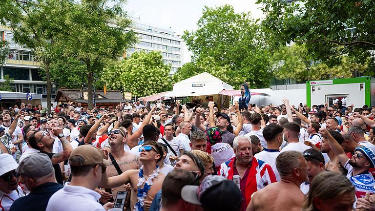 Euro 2024: Vor dem Finale Spanien - England       -  Englische Fans feiern vor dem EM-Finale in Berlin.