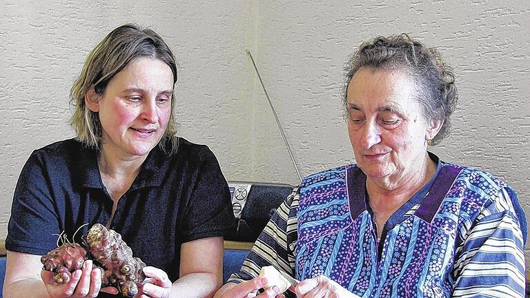 Vielen bleibt heute für aufwändig zubereitetes Essen keine Zeit. Das Schälen der Stengelkartoffeln dauere ewig, meint etwa Ingrid Hofmaier (links), die ihrer Mutter Marga Schad bei dieser Arbeit zusieht.FOTO: G. Klopf