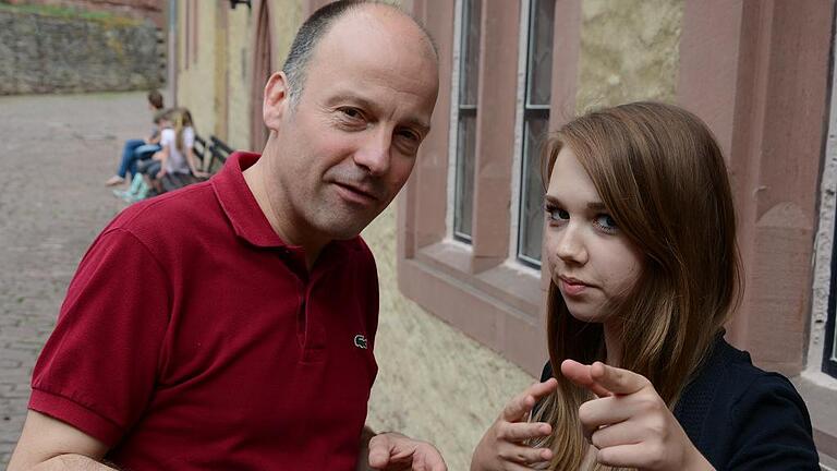 Jugend debattiert - Zwei in ihrem Element: Leonie Schömig, Finalistin aus Würzburg und Ansgar Kemmann, Projektleiter von „Jugend debattiert“, auf Burg Rothenfels im Spessart. Jugend debattiert - Zwei in ihrem Element: Leonie Schömig, Finalistin aus Würzburg und Ansgar Kemmann, Projektleiter von „Jugend debattiert“, auf Burg Rothenfels im Spessart.