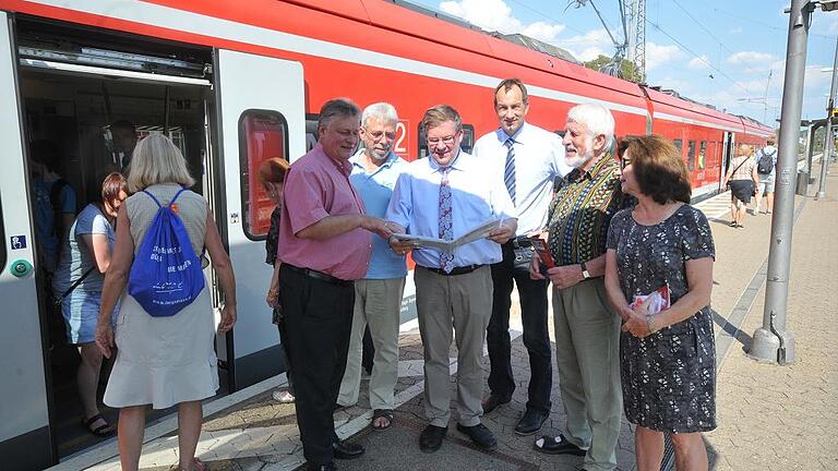 Schwierige Randbedingungen: Auf dem schmalen Bahnsteig des Ochsenfurter Bahnhofs (von links) Verkehrsausschuss-Vorsitzender Martin Burkert, Harald Schmid von der Europäischen Verkehrsgewerkschaft, Landtagsabgeordneter Volkmar Halbleib, dritter Bürgermeister Joachim Eck, Altbürgermeister Peter Wesselowsky und Stadträtin Ingrid Stryjski.