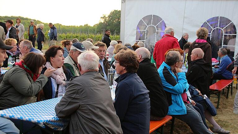 Einige hundert Besucher kamen nicht ins Festzelt. Wer Glück hatte, ergatterte einen der wenigen Plätze auf den Bierbänken davor. Einige hundert Besucher kamen nicht ins Festzelt. Wer Glück hatte, ergatterte einen der wenigen Plätze auf den Bierbänken davor.
