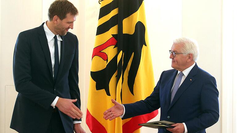 Dirk Nowitzki erhielt im Dezember den Verdienstorden der Bundesrepublik Deutschland vom Bundespräsidenten im Schloss Bellevue.