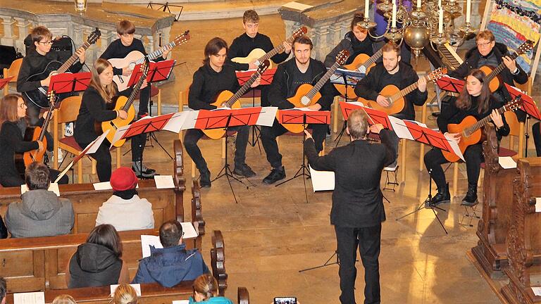 Beim Adventskonzert der Musikschule servierte das Zupforchester Vielsaitig mit Dirigent Roland Eckert klassische Weisen und bekannte Weihnachtslieder.