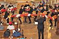 Beim Adventskonzert der Musikschule servierte das Zupforchester Vielsaitig mit Dirigent Roland Eckert klassische Weisen und bekannte Weihnachtslieder.