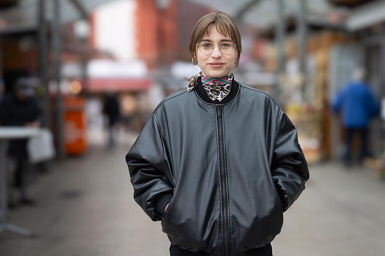  Elly Schmid (29) lehnt den Vorschlag ab. Sie hält ihn für ungerecht und schlägt mildere Sanktionen wie Verwarnungen vor. Elly Schmid (29) lehnt den Vorschlag ab. Sie hält ihn für ungerecht und schlägt mildere Sanktionen wie Verwarnungen vor.