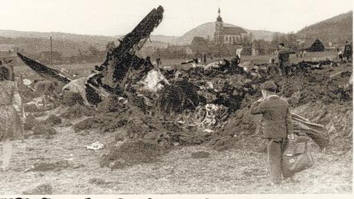 Zeitdokument: Eine Aufnahme von 1944 zeigt den abgestürzten Bomber mit Oberelsbach im Hintergrund. Der Junge im Vordergrund ist der Düsseldorfer Edgar Klein, der viele Hintergründe zum Absturz zusammengetragen hat. Zeitdokument: Eine Aufnahme von 1944 zeigt den abgestürzten Bomber mit Oberelsbach im Hintergrund. Der Junge im Vordergrund ist der Düsseldorfer Edgar Klein, der viele Hintergründe zum Absturz zusammengetragen hat.