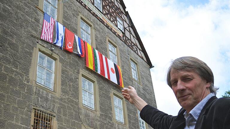 Internationale Besetzung: die Landesflaggen der Symposiumsteilnehmer an der Fassade des Nordflügels von Schloss Glücksburg. Dem Fördervereinsvorsitzenden Reinhard Keitel aus Weimar ist es zu verdanken, dass es seit 2007 wieder regelmäßig Keramiksymposien in Römhild gibt. Internationale Besetzung: die Landesflaggen der Symposiumsteilnehmer an der Fassade des Nordflügels von Schloss Glücksburg. Dem Fördervereinsvorsitzenden Reinhard Keitel aus Weimar ist es zu verdanken, dass es seit 2007 wieder regelmäßig Keramiksymposien in Römhild gibt.