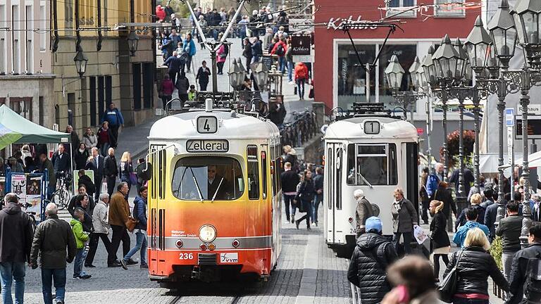 Die Straßenbahn ist und bleibt das Herzstück im Würzburger ÖPNV: Ihre Linien transportieren doppelt so viele Fahrgäste wie die Busse. Die Straßenbahn ist und bleibt das Herzstück im Würzburger ÖPNV: Ihre Linien transportieren doppelt so viele Fahrgäste wie die Busse.