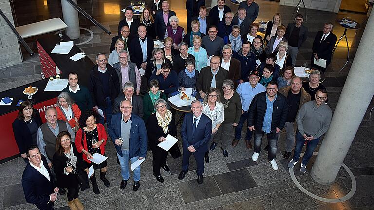 Gut 40 ehrenamtliche Richterinnen und Richter wurden von Landgerichtspräsident Dietrich Geuder (vorne in der Bildmitte) mit dem Dank des Justizministers feierlich verabschiedet. Gut 40 ehrenamtliche Richterinnen und Richter wurden von Landgerichtspräsident Dietrich Geuder (vorne in der Bildmitte) mit dem Dank des Justizministers feierlich verabschiedet.