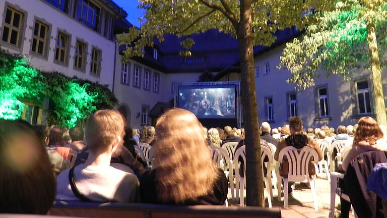 Im Bildhäuser Hof ist immer etwas los: Impression vom Open Air Kino im Bildhäuser Hof im August.