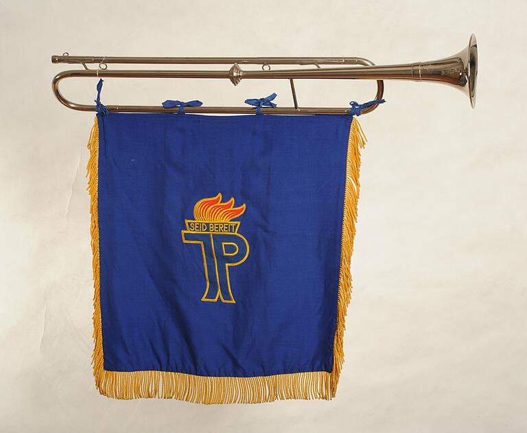 Fanfare der „Pioniergemeinschaft“.In dieser DDR-Kinderorganisation waren Kinder der Schuljahrgänge 1 bis 3 „Jungpioniere“ und Kinder der Schuljahrgänge 4 bis 7 „Thälmannpioniere Fanfare der „Pioniergemeinschaft“.In dieser DDR-Kinderorganisation waren Kinder der Schuljahrgänge 1 bis 3 „Jungpioniere“ und Kinder der Schuljahrgänge 4 bis 7 „Thälmannpioniere