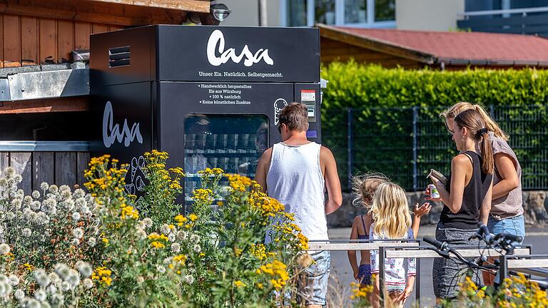 Der neue Eisautomat des Eiscafés Casa am Wasserspielplatz in Kürnach. Die Bezahlung ist sowohl bar als auch kontaktlos möglich.