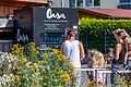 Der neue Eisautomat des Eiscafés Casa am Wasserspielplatz in Kürnach. Die Bezahlung ist sowohl bar als auch kontaktlos möglich.