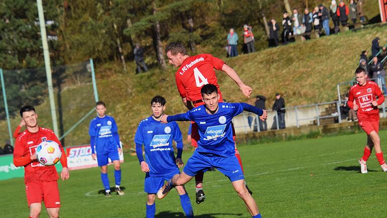 Die besten Schnappschüsse vom Wochenende       -  Stellte seine enorme Zweikampfstärke auch gegen den ASV Rimpar unter Beweis: Fuchsstadts Verteidiger Dominik Ebert.