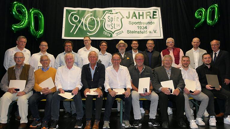 Diese Ehrenamtlichen wurden vom Bayerischen Landessportverband für ihr langjähriges Wirken ausgezeichnet, darunter (sitzend, ab Dritter von links) Stefan Fuß und Ottmar Werner, die die Verdienstnadeln in den höchsten Kategorien erhielten.