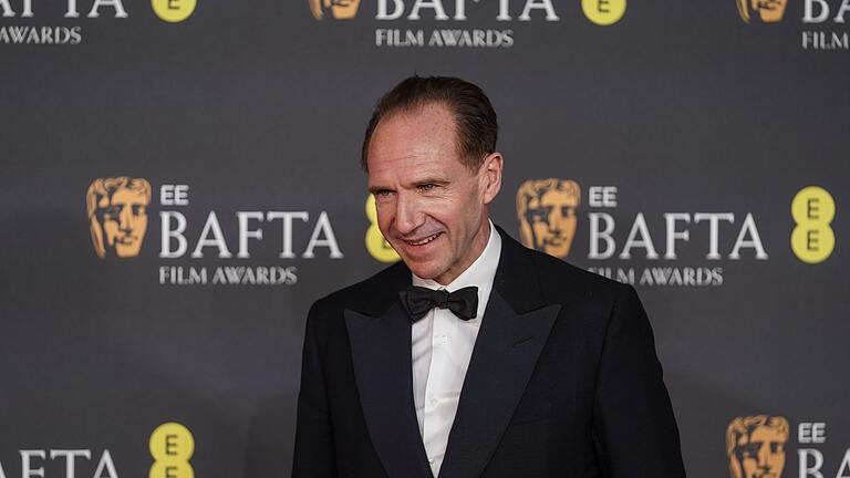 78. Verleihung der Bafta Film Awards       -  Das Drama &bdquo;Konklave&rdquo; erhielt vier Preise. Hauptdarsteller Ralph Fiennes ging allerdings leer aus.