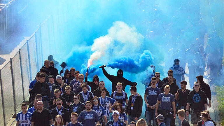 Vor dem Stadion       -  Die KSC-Fans ziehen in Richtung Stadion. Foto: Andreas Rosar