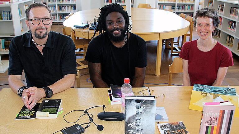 Jason Reynolds wurde bei seiner Lesung in der JVA Ebrach von Claudia Söffner, der Spezialistin der Internationalen Jugendbibliothek in München für die englischsprachige Abteilung, und von dem Journalisten, Fotografen sowie Fernseh- und Rundfunksprecher Ralph Wagner begleitet, der die für diesen Anlass ausgewählten deutschen Textpassagen las.