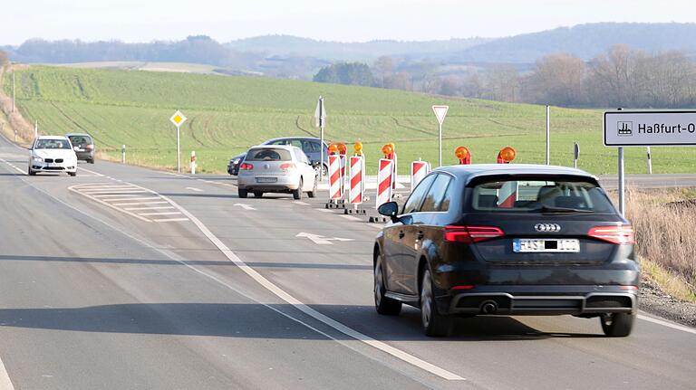 Um die neuralgische Unfallstelle an der Einmündung der Entlastungsstraße Godelstatt in die Prappacher Straße zu entschärfen, wurde die Rechtsabbiegerspur aus Richtung Haßfurt 'weggenommen' und zudem die Vorfahrtsregelung geändert. Der Verkehr aus Richtung Ebern muss nun warten.