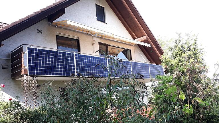 Eine Photovoltaikanlage muss nicht immer auf dem Dach befestigt werden, sie kann auch am Balkon, im Garten oder auf der Terrasse angebracht werden. Der Kreativität sind fast keine Grenzen gesetzt: Solarmodule können auch als Vordach dienen oder als Tischplatte in den Balkontisch integriert werden.