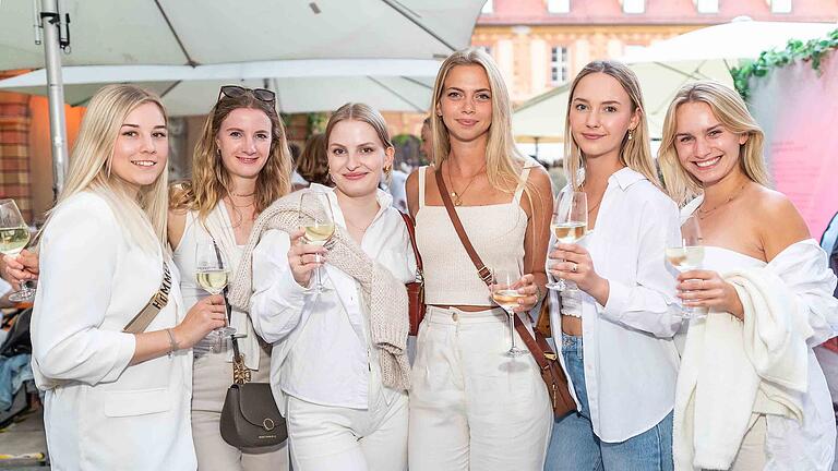 Zahlreiche Besucher bei der 'White Party' am Montag 13.06.22 im Bürgerspital in Würzburg.