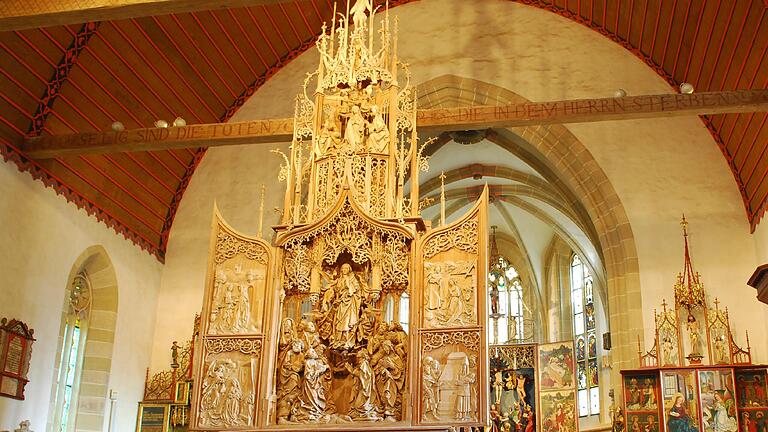 Die Madonna auf dem Marienaltar in der Creglinger Herrgottskirche steht am Fest Maria Himmelfahrt im Licht der Sonnenstrahlen.