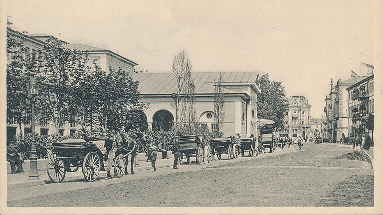 Droschken stehen entlang der Wandelhalle in der Kurhausstraße und Warten auf Kundschaft.       -  Droschken stehen entlang der Wandelhalle in der Kurhausstraße und Warten auf Kundschaft.