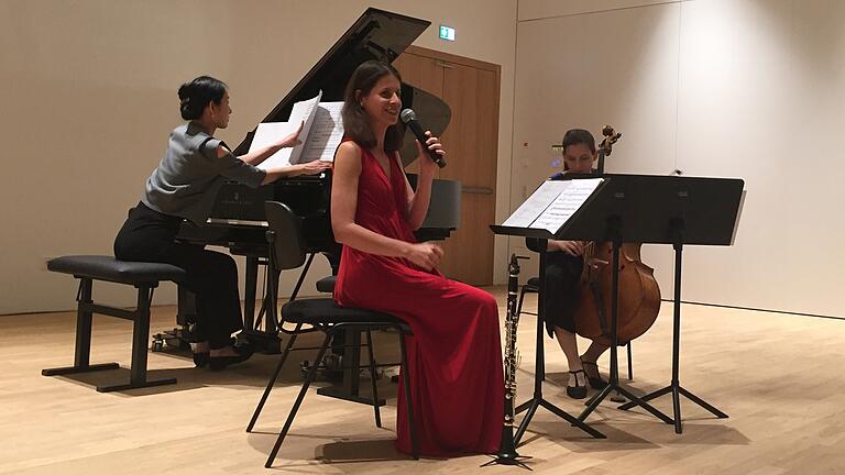 Das Trio Catch mit Sun-Young Nam (Klavier), Boglárka Pecze (Klarinette) und Eva Boesch (Violoncello) in der Tauberphilharmonie Weikersheim. Das Trio Catch mit Sun-Young Nam (Klavier), Boglárka Pecze (Klarinette) und Eva Boesch (Violoncello) in der Tauberphilharmonie Weikersheim. 