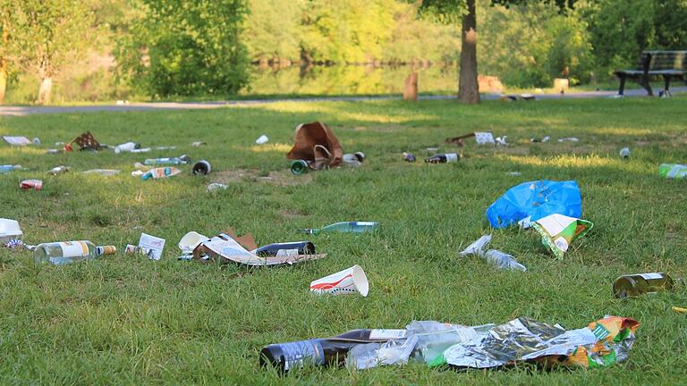 Flaschen, Becher, Verpackungen: Um die nächtlichen Ruhestörungen und das Müllaufkommen am Würzburger Mainufer zu verhindern, erwägt die Stadt ein Alkoholverbot. Flaschen, Becher, Verpackungen: Um die nächtlichen Ruhestörungen und das Müllaufkommen am Würzburger Mainufer zu verhindern, erwägt die Stadt ein Alkoholverbot. 