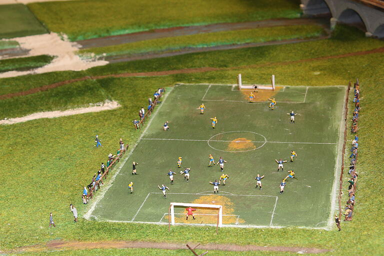 Ein Fußballspiel auf dem alten Sportplatz,der ESV Bavaria in weiß-blau. Ein Fußballspiel auf dem alten Sportplatz,der ESV Bavaria in weiß-blau.