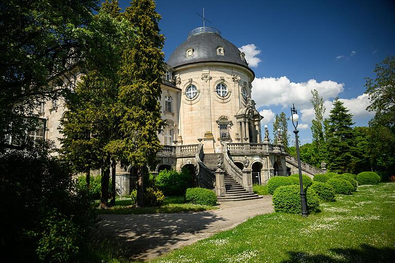 Das Schloss Craheim gilt als eines der jüngsten in Bayern. Während der Tour blitzt es immer wieder am Horizont auf. Das Schloss Craheim gilt als eines der jüngsten in Bayern. Während der Tour blitzt es immer wieder am Horizont auf.