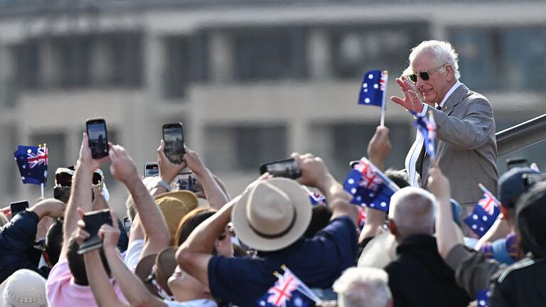 Britisches Königspaar in Australien - Sydney - Charles und Camilla nahmen am Opernhaus von Sydney ein Bad in der Menge. Britisches Königspaar in Australien - Sydney - Charles und Camilla nahmen am Opernhaus von Sydney ein Bad in der Menge.