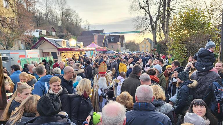 Es kamen wieder, wie nicht anders zu erwarten, viele Hunderte Gäste zur „Thundorfer Dorfweihnacht“. Der Nikolaus (Max Geier, MItte) brachte für alle Kids ein kleines süßes Geschenk.       -  Es kamen wieder, wie nicht anders zu erwarten, viele Hunderte Gäste zur „Thundorfer Dorfweihnacht“. Der Nikolaus (Max Geier, MItte) brachte für alle Kids ein kleines süßes Geschenk.