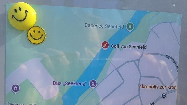 Gesehen in Sennfeld: Der Badesee wurde von Scherzbolden in 'Golf von Sennfeld' umbenannt. Ein Internet-Trend, der sich auf ein Dekret von US-Präsident Donald Trump bezieht.