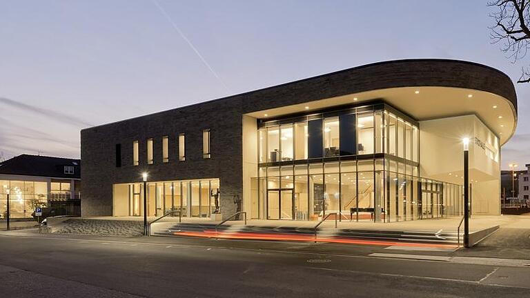 Design-Auszeichnung für die Stadthalle - Die pbr AG wird mit einem German Design Award ausgezeichnet. Den internationalen Architektur- und Designpreis erhält das Architektur- und Ingenieurbüro für den Neubau der Stadthalle Bad Neustadt in der Kategorie Architecture. Die moderne Veranstaltungshalle wurde in diesem Jahr bereits mit dem Iconic Award prämiert, heißt es in einer Pressemitteilung. Der German Design Award zeichnet innovative Produkte und Projekte, ihre Hersteller und Gestalter aus, die in der deutschen und internationalen Designlandschaft wegweisend sind. Die Preisverleihung findet am 9. Februar 2018 im Rahmen der internationalen Konsumgütermesse Ambiente in Frankfurt am Main statt. tadt, die erst im März 2017 eingeweiht wurde. Foto: Michael Miltzow Design-Auszeichnung für die Stadthalle - Die pbr AG wird mit einem German Design Award ausgezeichnet. Den internationalen Architektur- und Designpreis erhält das Architektur- und Ingenieurbüro für den Neubau der Stadthalle Bad Neustadt in der Kategorie Architecture. Die moderne Veranstaltungshalle wurde in diesem Jahr bereits mit dem Iconic Award prämiert, heißt es in einer Pressemitteilung. Der German Design Award zeichnet innovative Produkte und Projekte, ihre Hersteller und Gestalter aus, die in der deutschen und internationalen Designlandschaft wegweisend sind. Die Preisverleihung findet am 9. Februar 2018 im Rahmen der internationalen Konsumgütermesse Ambiente in Frankfurt am Main statt. tadt, die erst im März 2017 eingeweiht wurde. Foto: Michael Miltzow