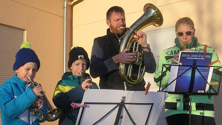 In der Krise ein Zeichen für Solidarität setzen: Felix, Moritz, Jürgen und Simone Adler (von links) aus Possenheim machten bei der Aktion 'Musiker für Deutschland' am Sonntag mit und spielten um 18 Uhr 'Freude schöner Götterfunken'.