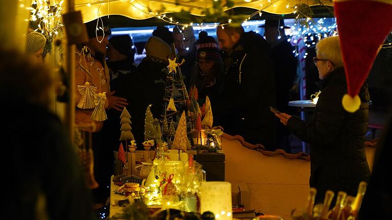 Kreatives und Kulinarisches zu schönen Klängen lockten am ersten Adventswochenende viele Besucher auf die erste Röthleiner Weihnachtsmeile.