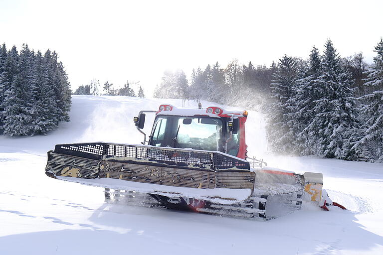 Am Mittwochmorgen war der Winter zurückgekehrt in der Rhön. Allerdings: Am Kreuzberg wurden erste Präparierungen für die Pisten vorgenommen, diesen Freitag öffnet schon der Rothang-Lift.