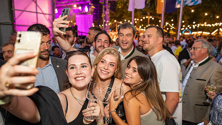 Das Volkacher Weinfest ist eröffnet! Bei der Eröffnung durch den Bayerischen Ministerpräsident Dr. Markus Söder und der Volkacher Weinprinzessin Valentina Langer strömten tausende Besucher am Freitag 12.08.23 zum Weinfestplatz nach Volkach. Für die musikalische Unterhaltung sorgte die Partyband 'Die Grumis'.